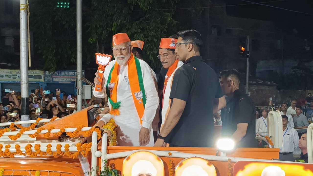 रांची में पीएम मोदी का मेगा रोड शो, एक झलक पाने के लिए उमड़े लोग